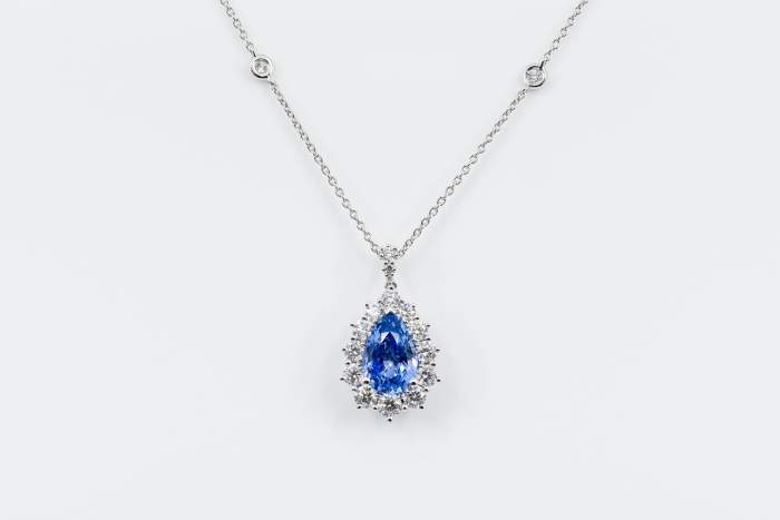 Collana zaffiro goccia e diamanti Prestige - Gioielleria Casavola Noci - Idea regalo anniversario matrimonio