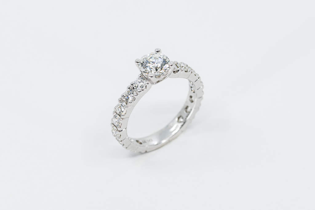 Anello solitario Infinity White Oro bianco - Gioielleria Casavola Noci - anello di fidanzamento importante