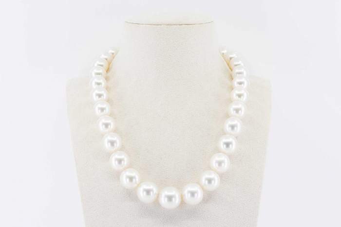 Collana girocollo perle australiane bianche Prestige - Gioielleria Casavola Noci - idee regalo anniversario matrimonio - main