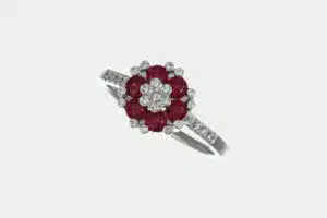 Anello rubini e diamanti Red Dianthus Nature White - Gioielleria Casavola di Noci - idee regalo compleanno 25 anni ragazza