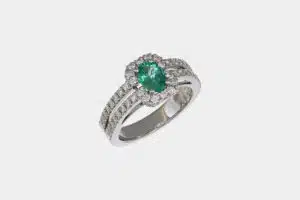Anello smeraldo pavé Prestige White - Gioielleria Casavola di Noci - idee regalo 50 anni moglie - oro bianco 18 carati e diamanti